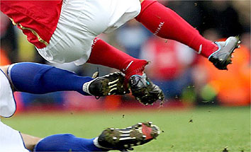 Escalofriante entrada de Taylor, Birmingham City, a Eduardo Da Silva, Arsenal