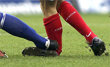 Brutal entrada de Taylor, Birmingham City, a Eduardo da Silva, Arsenal