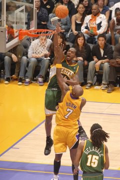 Lakers vencen a Sonics