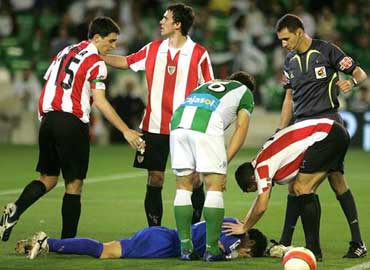 Armando recibio un botellazo en el partido frente al Betis