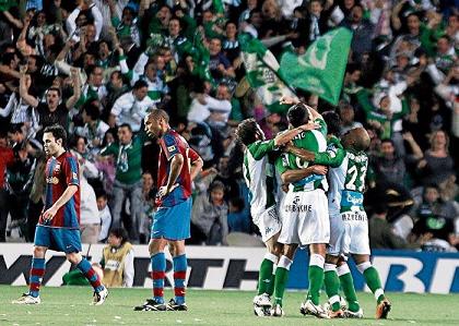 El Betis remonta un 0-2 frente al Barca