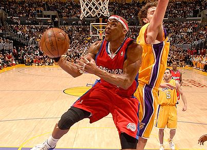 Maggette entra a canasta ante Gasol en el Lakers-Clippers