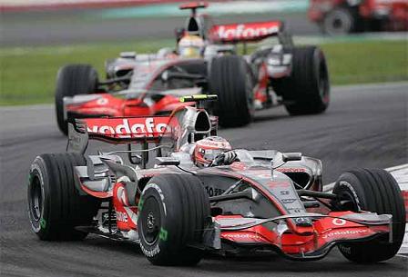 Los McLaren son sancionados en Sepang