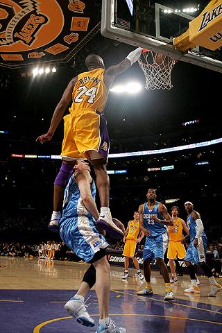Bryant se fue hasta los 49 puntos en el segundo partido ante los Nuggets