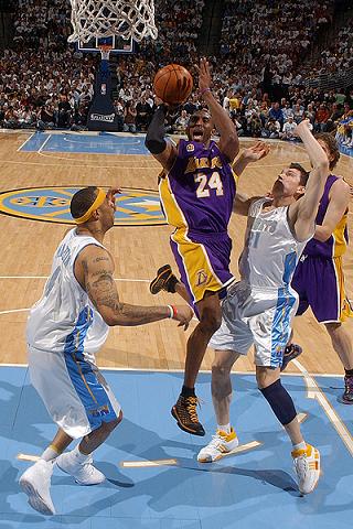 Bryant en el tercer partido contra Denver Nuggets