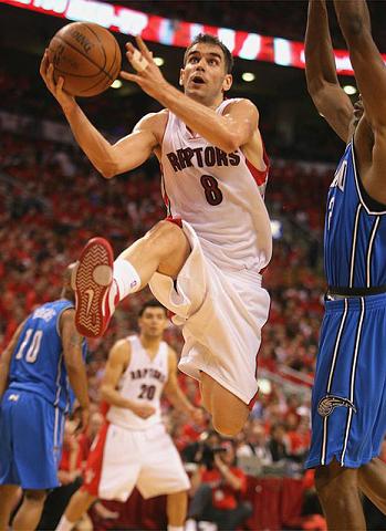 Calderon lidero a los Raptors a la victoria ante los Magic