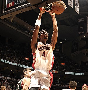 Chris Bosh fue el mejor de los Raptors frente a los Bucks
