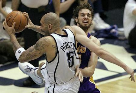 Carlos Boozer se lo puso muy dificil a Gasol en el segundo partido de la serie entre Lakers y Jazz