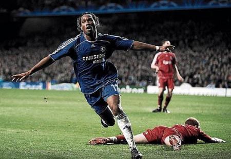 Drogba dio el pase al Chelsea con dos goles