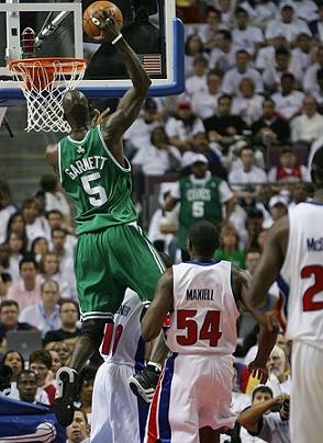 Kevin Garnett fue decisivo en la victoria de los Celtics en Detroit