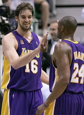 Gasol y Bryant en la victoria de los Lakers en Utah