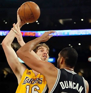Pau Gasol frente a Duncan en el primer partido de la Final de la Conferencia Oeste