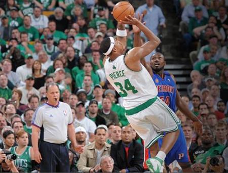 Paul Pierce en el partido contra los Detroit Pistons