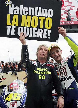 Rossi da un homenaje a Angel Nieto tras su victoria 90