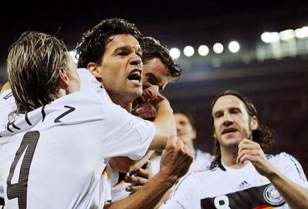 Michael Ballack clasifica a Alemania con un golazo de falta