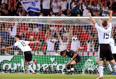 Michael Ballack consiguió un gol en el partido que dio el pase a semifinales a Alemania ante Portugal