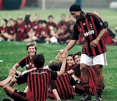 Ronaldinho fue presentando con el Milán